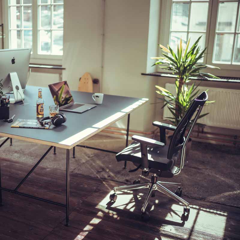Arbeitsplatz mit Schreibtisch und Bürosessel im Schlosserei Coworking Space